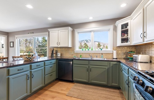 West Dover House | Two minutes to Mount Snow, home sleeps up to ten!