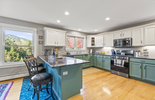 West Dover House | Two minutes to Mount Snow, home sleeps up to ten!