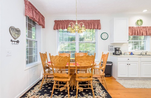 Sapphire Cabin | Two-part villa near the slopes with hot tub, pools, golf on-site, & fast WiFi