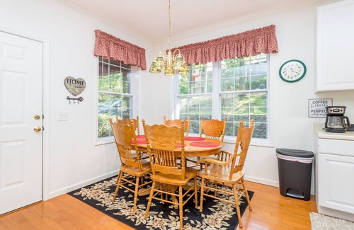 Sapphire Cabin | Two-part villa near the slopes with hot tub, pools, golf on-site, & fast WiFi