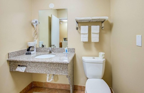 Ashland Hotel | Two Queen Bed Room, Scottish Inns Ashland, Right Off Interstate 5, Free Parking