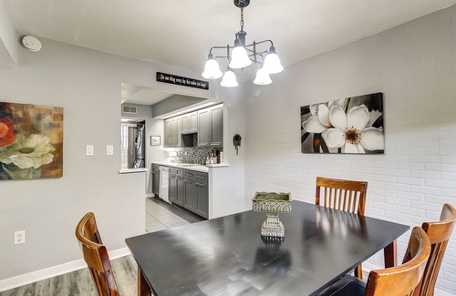 Hilton Head Villa | Two-story villa with 3 pools, tennis & bikes - walk to Coligny Plaza & beach