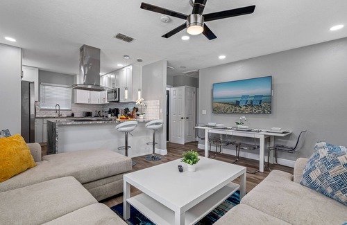 Bearss Plaza House | Two Units Combined Sleeps 12 People