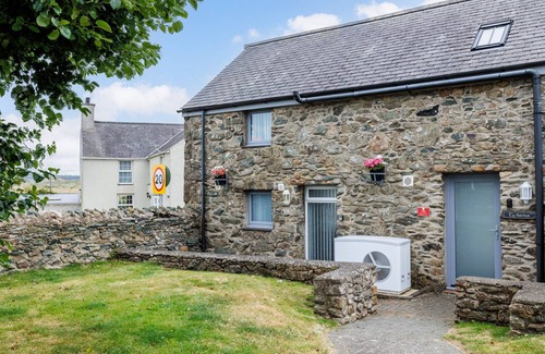 Ty Croes Cottage | Ty Arthur: Pet-friendly, ground floor apartment in Aberffraw