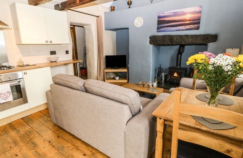 Mynytho Cottage | TY BACH YSGO, pet friendly, country holiday cottage in Aberdaron