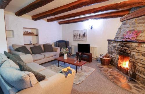Llanybydder House | Ty Ceffylau