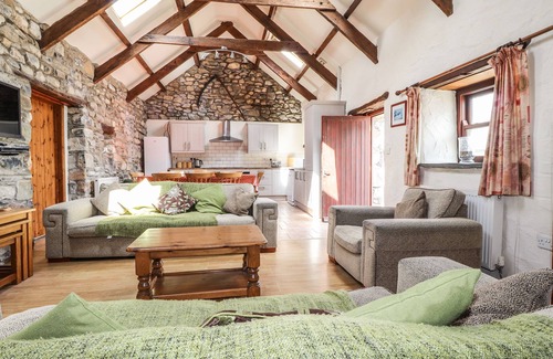Newport Cottage | TY FELIN, pet friendly, with a garden in Newport, Pembrokeshire