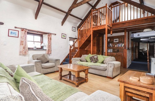 Newport Cottage | TY FELIN, pet friendly, with a garden in Newport, Pembrokeshire