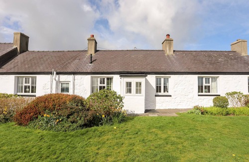 Beaumaris Cottage | TY HIR, pet friendly, with a garden in Llangoed