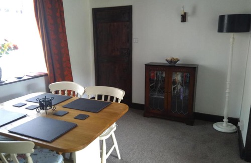 Llanrhaeadr-ym-Mochnant House | Ty Idris
