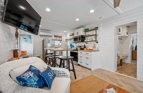 Savannah Beach House | Tybee Beach house is located close to the Beach, Restaurants, and Shopping!
