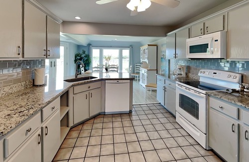 Tybee Island House | Tybee Sun and Stars | Great for Groups + Boardwalk to Beach!