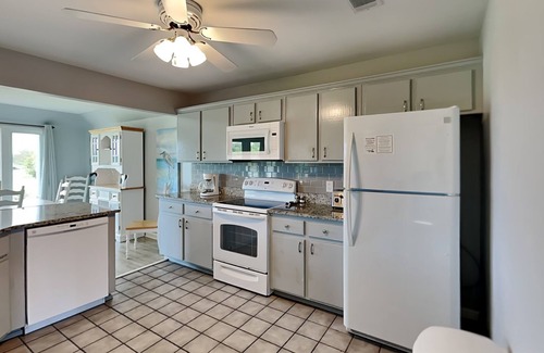 Tybee Island House | Tybee Sun and Stars | Great for Groups + Boardwalk to Beach!