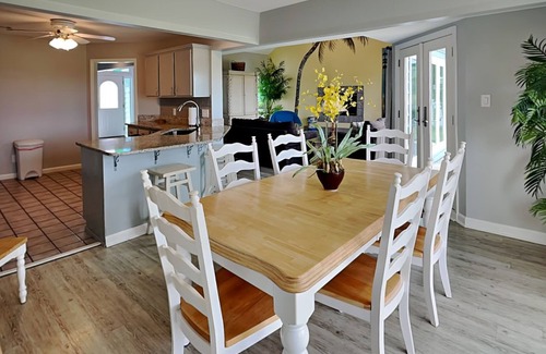 Tybee Island House | Tybee Sun and Stars | Great for Groups + Boardwalk to Beach!