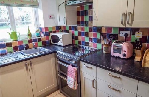Cemaes Bay Cottage | TYDDYN GYRFA COTTAGE, pet friendly, with open fire in Cemaes Bay