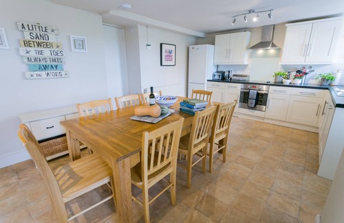 Moelfre Apartment | Tyn Lon - a sea view that sleeps 9 guests in 5 bedrooms