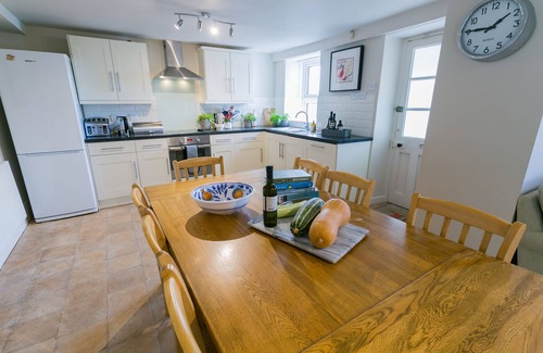 Moelfre Apartment | Tyn Lon - a sea view that sleeps 9 guests in 5 bedrooms