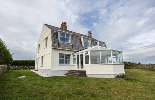 Rhosneigr House | Tyn Pwll: 5‑Bed Detached House Sleeping 10 in Rhosneigr | Managed by Anglesey Holiday Lettings