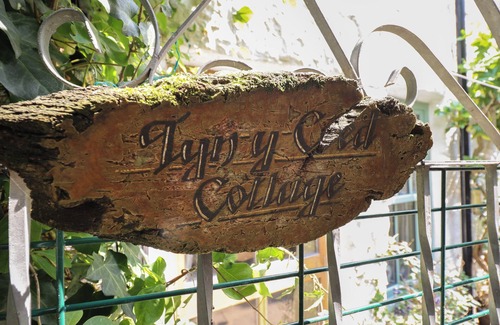 Barmouth Cottage | TYN Y COED COTTAGE, pet friendly, with open fire in Barmouth