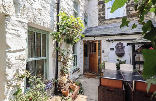 Barmouth Cottage | TYN Y COED COTTAGE, pet friendly, with open fire in Barmouth