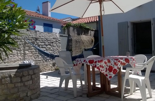 Dolus-d'Oleron House | Typical house, in the center of a small Oleron village, close to the beach.