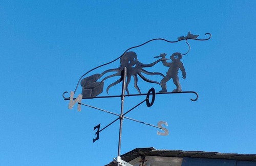 Ushant House | Typical Ouessantine house entirely renovated with its enclosed garden planted with trees.