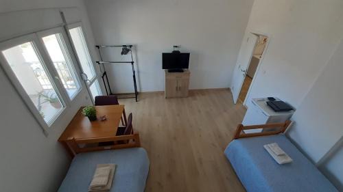 Mladenovac House | Udobna Dvokrevetna Soba Sa Terasom #2
