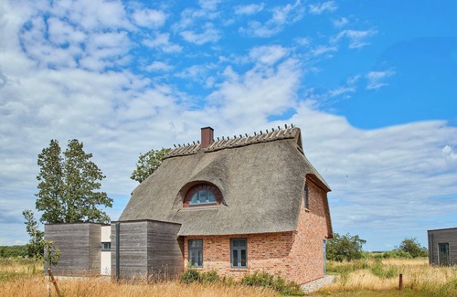 Nieby House | Ufersaum das Atelierhaus Unter Reet für bis zu 8 Personen & Direkten Seeblick