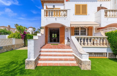 Miami Platja Ski Chalet | UHC CASA MISTRAL · Private Garden with BBQ · 50m Cristal Beach