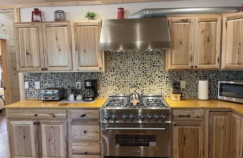Hunter Cabin | Ultimate Cabin Getaway with Hot-Tub and Fire Pit