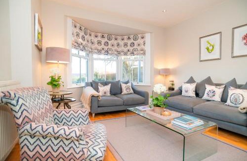 Kingsbridge House | Ultimate Coastal Luxury - 5 Bed, Spacious, Parking, Hot Tub
