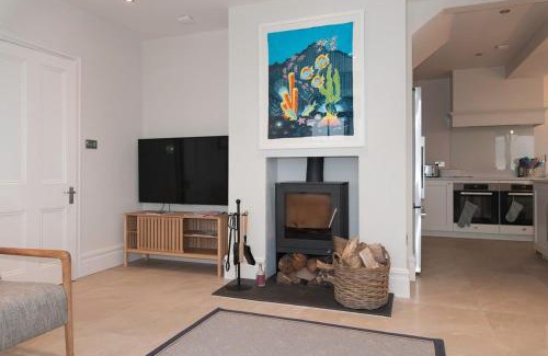 Kingsbridge House | Ultimate Coastal Luxury - 5 Bed, Spacious, Parking, Hot Tub