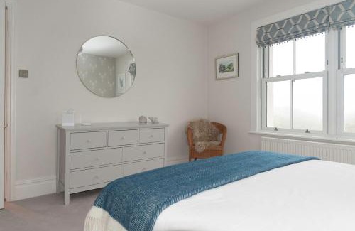 Kingsbridge House | Ultimate Coastal Luxury - 5 Bed, Spacious, Parking, Hot Tub