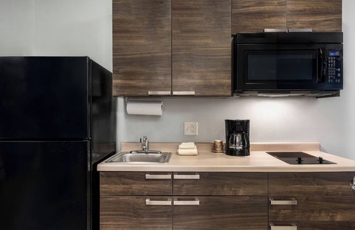 Mitchell Hotel | Ultimate Comfort with Full Kitchen, Fridge, and Outdoor Grill – Near Corn Palace