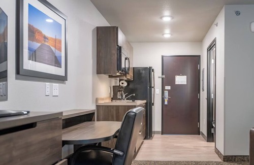 Mitchell Hotel | Ultimate Comfort with Full Kitchen, Fridge, and Outdoor Grill – Near Corn Palace