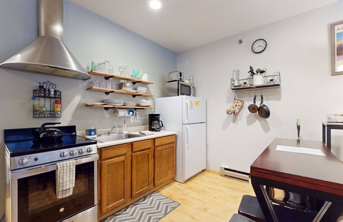 Sunday River Area Condo | Ultimate cozy 1BR ski-in/ski-out getaway w/shared indoor hot tub & pool