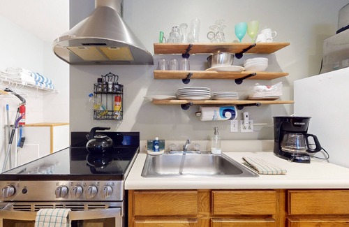 Sunday River Area Condo | Ultimate cozy 1BR ski-in/ski-out getaway w/shared indoor hot tub & pool