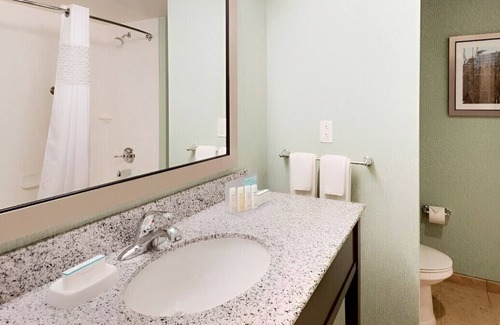 Newark Resort | Ultimate Retreat for Couples! Free Breakfast