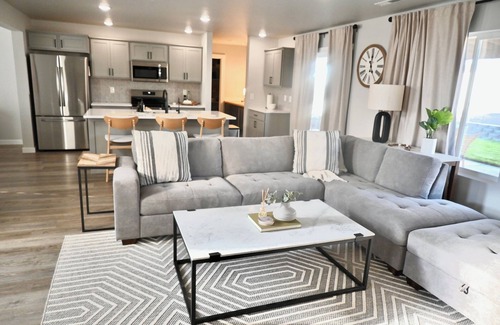 Nampa House | Ultimate Sports & Relaxation Retreat – Private Courts & Large Yard