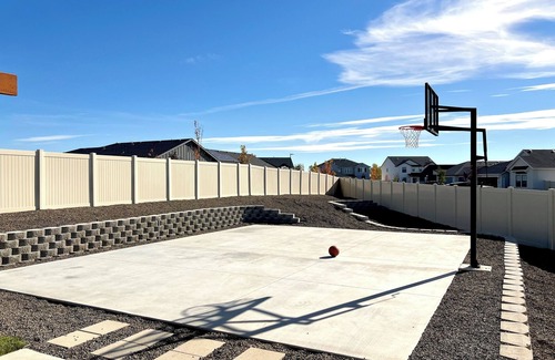 Nampa House | Ultimate Sports & Relaxation Retreat – Private Courts & Large Yard