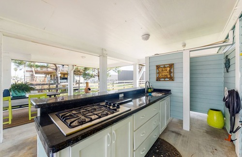Crystal Beach House | Ultimate | Steps to Beach | Outdoor Kitchen