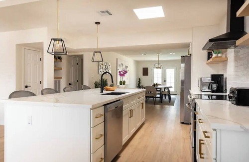 Paradise House | Ultra Lux modern vila + pool + parking. 14mins to strip