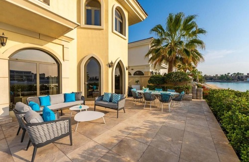 Palm Jumeirah Villa | Ultra-Luxury 5 BR Villa with Private Pool & Beach on Palm