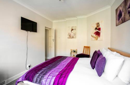 Hammersmith and Fulham Apartment | Ultra Luxury London w Kensington balcony condo