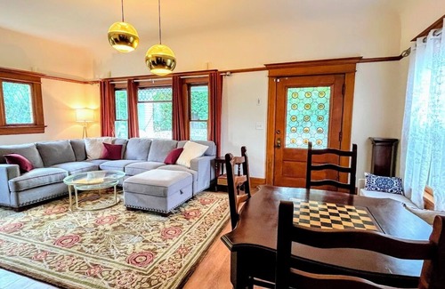 North Central House | Ultra Private Historic Home near Rose Bowl Old town Pasadena