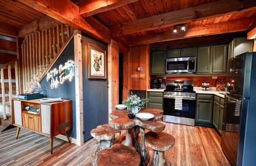 Gatlinburg - Pigeon Forge Cabin | Ultra Romantic! 180 View! Sauna-HotTub-PuttPutt!