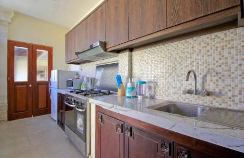 Batubelig Villa | UMA LIMA VILLA - 7Min Beach Access - 10min to Canggu