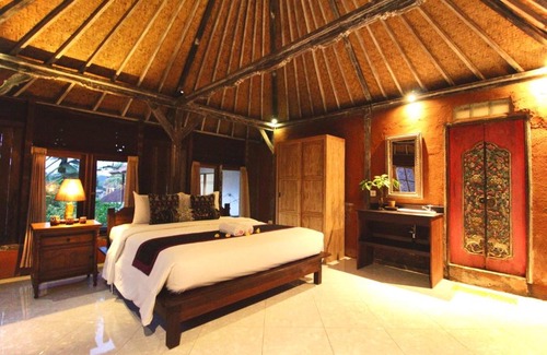 Melayang House | Umah Nik Kepitu