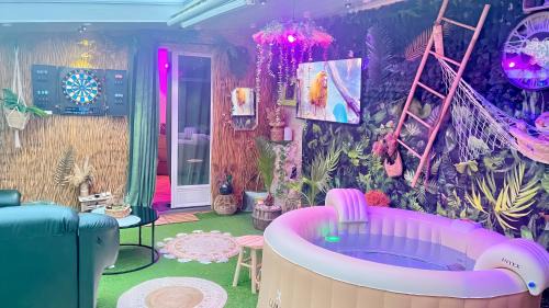Saint-Clement-des-Levees House | Un Mirage Tropical - Bulles , Spa & Détente en Bord de Loire