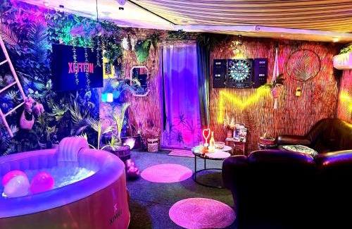 Saint-Clement-des-Levees House | Un Mirage Tropical - Bulles , Spa & Détente en Bord de Loire